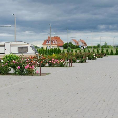 Hotel Rozsa Csarda Bungalow & Caravan Park Hegyeshalom Eksteriør bilde