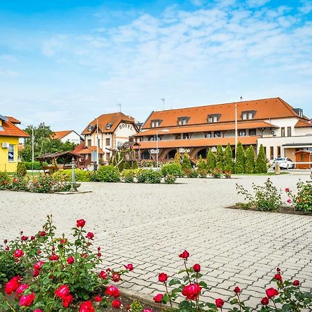Hotel Rozsa Csarda Bungalow & Caravan Park Hegyeshalom Eksteriør bilde