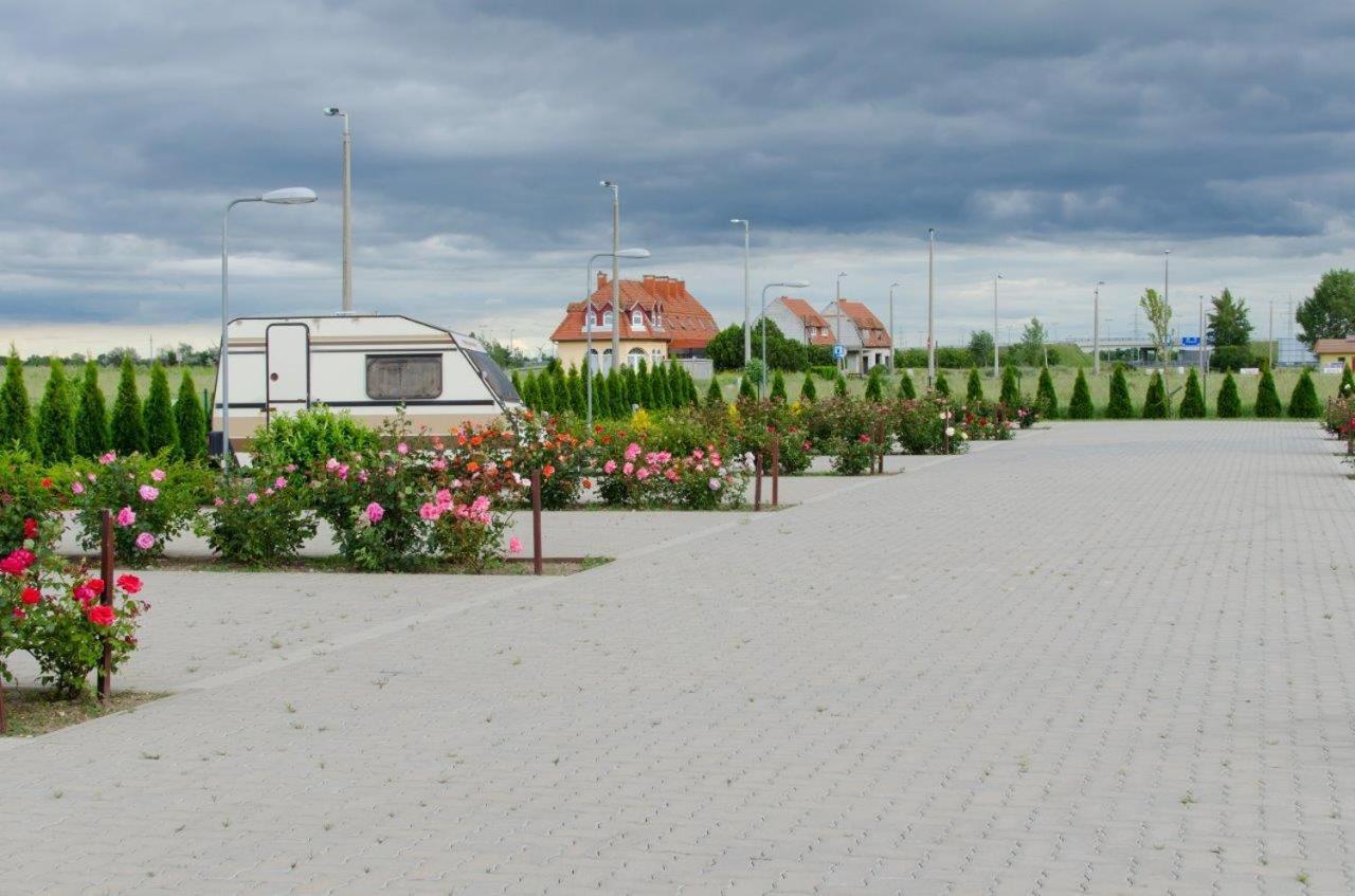 Hotel Rozsa Csarda Bungalow & Caravan Park Hegyeshalom Eksteriør bilde