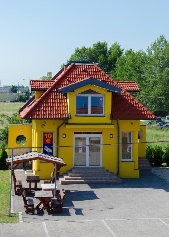 Hotel Rozsa Csarda Bungalow & Caravan Park Hegyeshalom Eksteriør bilde